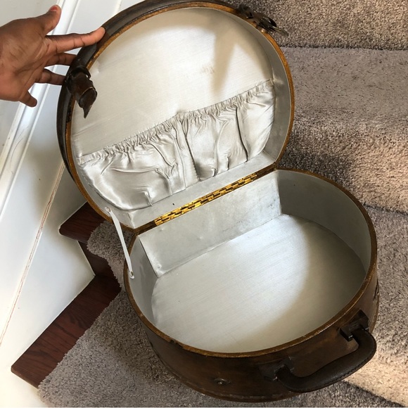 Vintage Hardshell Travel Traincase Hat Box - Picture 5 of 16